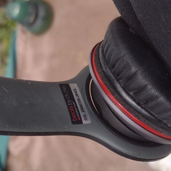 Beats By Dr.Dre Solo Over-Ear Headphones Black with Cushioned Ear Cups - Picture 3 of 3